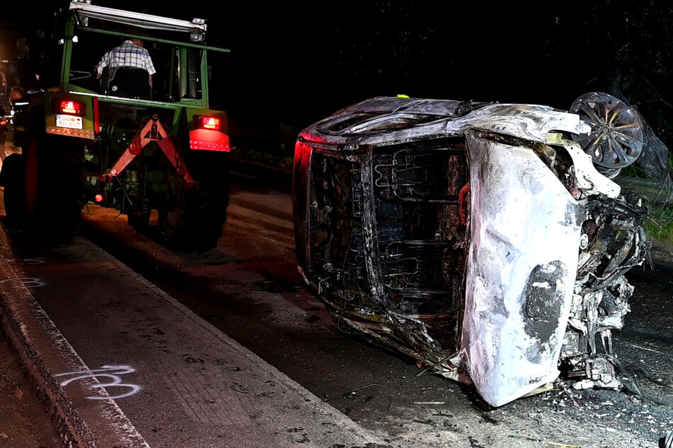 Lebensgefahr! Auto kracht in Baustelle und geht in Flammen auf