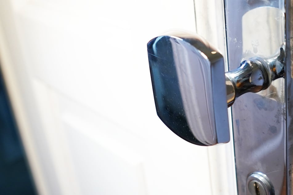 Eine hilfelose Person sollte aus einer Wohnung in Wiesbaden gerettet werden, ein Nachbar hielt offenbar nicht allzu viel davon. (Symbolbild)