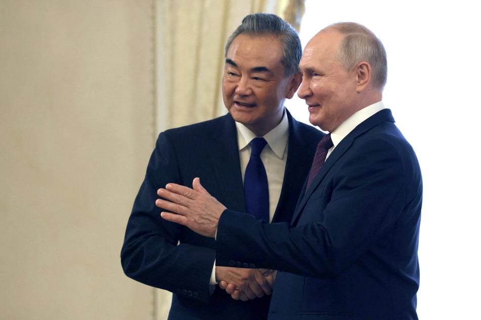 Wladimir Putin (70) und China-Außenminister Wang Yi (69) träumen von einer neuen Weltordnung.