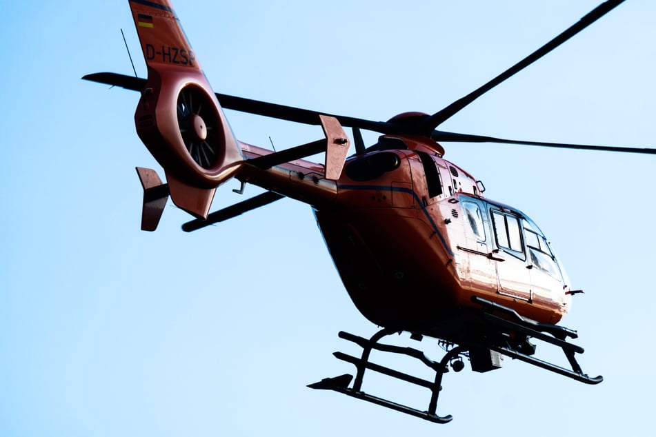 Der 83-jährige Fahrer des Unfallautos wurde mit dem Hubschrauber in eine Klinik geflogen. (Symbolfoto)