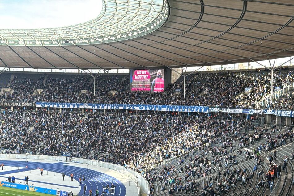 Die Ostkurve der Hertha ist bereits gut gefüllt.