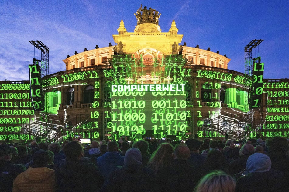 Kraftwerk war da: Die von Licht und Zahlensymbolen illuminierte Semperoper vorm Abendhimmel.