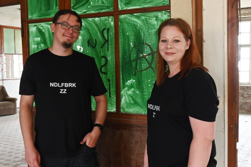 Teamleiterin Maria Neumann (34) und Mitarbeiter Sebastian Czok (35) verhelfen der Fabrik mit weiteren Angestellten zu neuem Glanz.
