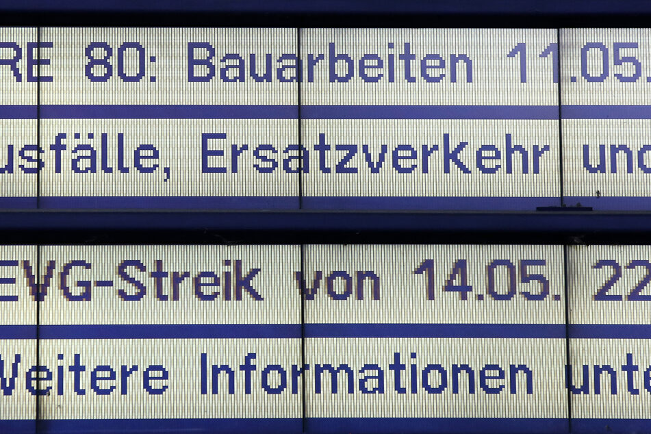 Die Ankündigung über den geplanten Warnstreik der Bahn kann nun von der Anzeigetafel am Hamburger Hauptbahnhof gelöscht werden.