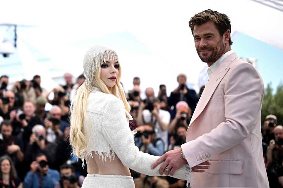 Anya Taylor-Joy (l.) and Chris Hemsworth pose during a photocall for the film Furiosa: A Mad Max Saga at the 77th edition of the Cannes Film Festival.