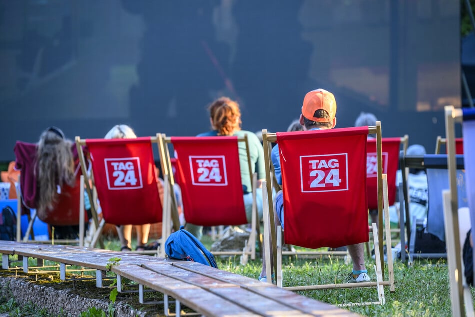 Im Liegestuhl einen lauen Sommerabend genießen und dabei Fußball schauen - das ist beim Public Viewing am Miramar möglich.