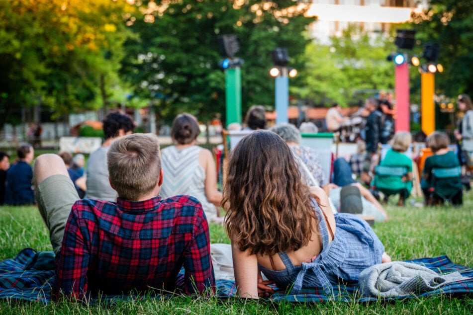 Ab Donnerstag können die Picknickdecken und Liegestühle wieder rausgeholt werden. Jeden Abend gibt es ein kostenloses Konzert im Stadthallenpark.