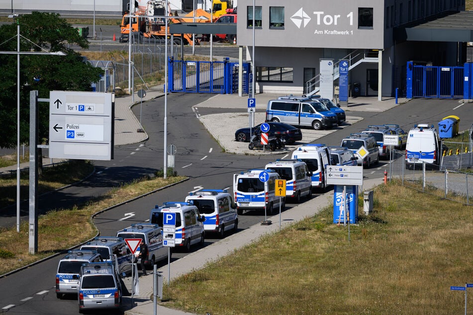 Fahrzeuge der Polizei am Donnerstag am Leipziger Flughafen, wo die Untersuchungen nach dem Drohnenvorfall am Mittwoch weitergehen.