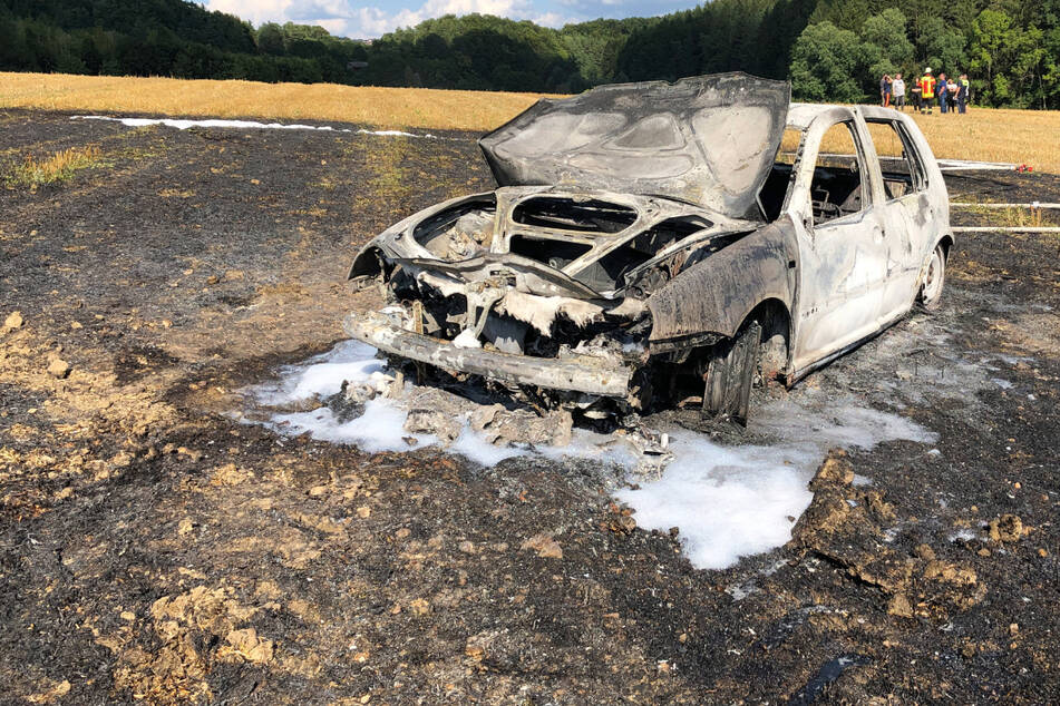 Das Auto des jungen Mannes brannte vollständig aus.