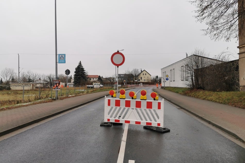 Der betroffene Bahnübergang der B101 musste voll gesperrt werden.