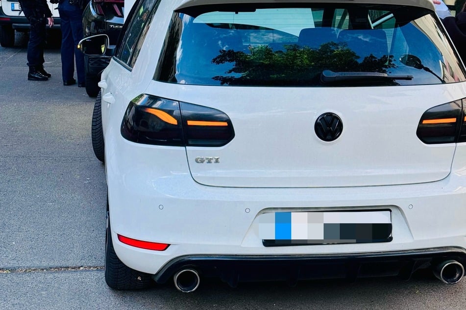 Die Polizei bemerkte bei der Kontrolle des Golfs mehrere Umbauten.