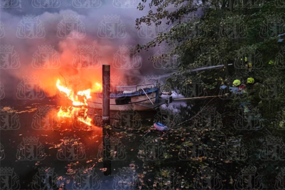 Das Boot hat beim Eintreffen der Feuerwehrleute bereits lichterloh gebrannt.