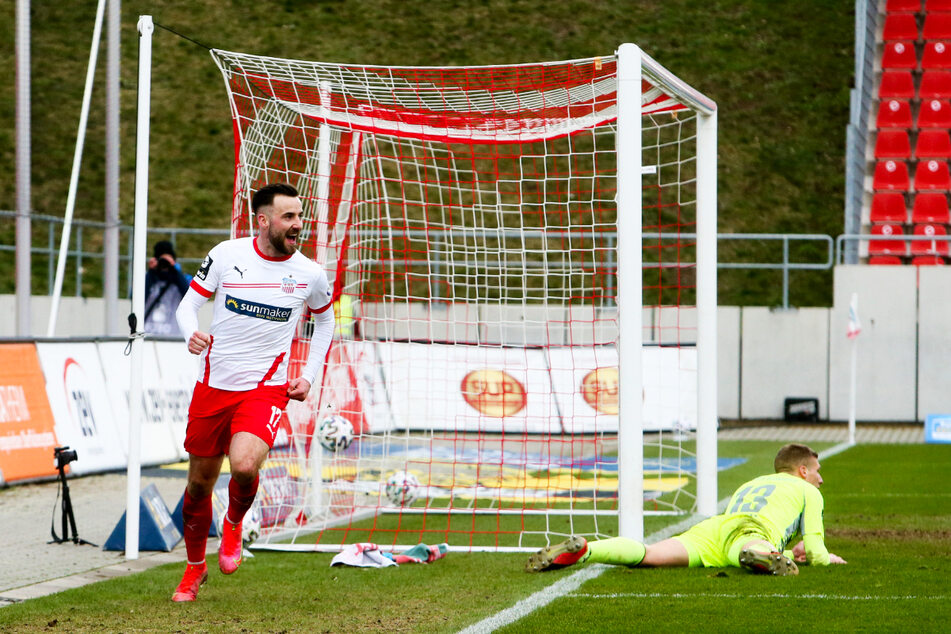 Ein gewohntes Bild der Saison 2020/21: Morris Schröter (25, l.) erzielte in 37 Einsätzen für den FSV Zwickau elf Tore, gab dazu acht Vorlagen.