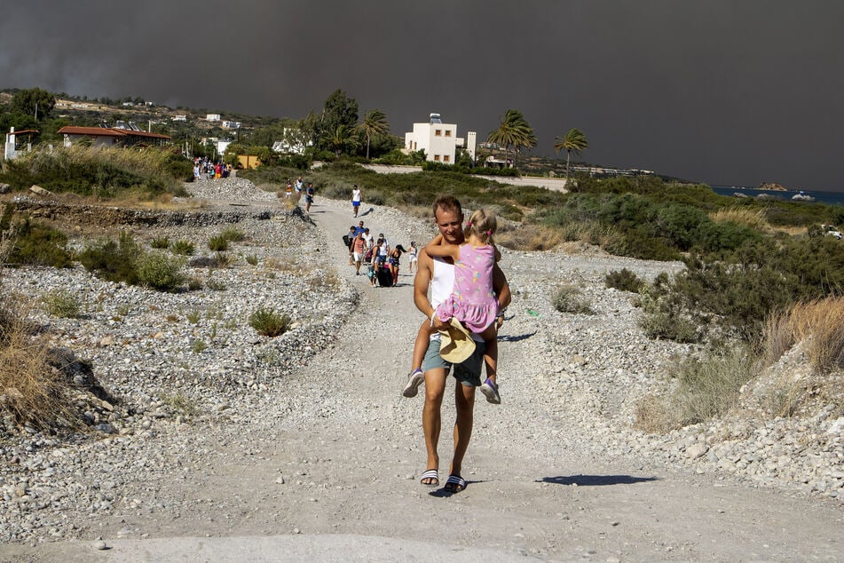 Auf Rhodos hat der Wind gedreht und treibt die Flammen direkt auf Dörfer und Hotels zu. Viele Urlauber und Einwohner fliehen in Panik.