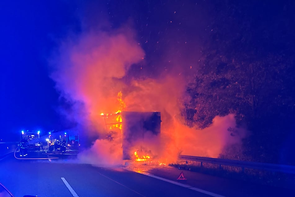 Lichterloh brannte am Mittwochmorgen ein Sattelzug auf der A7 in Fahrtrichtung Kassel.