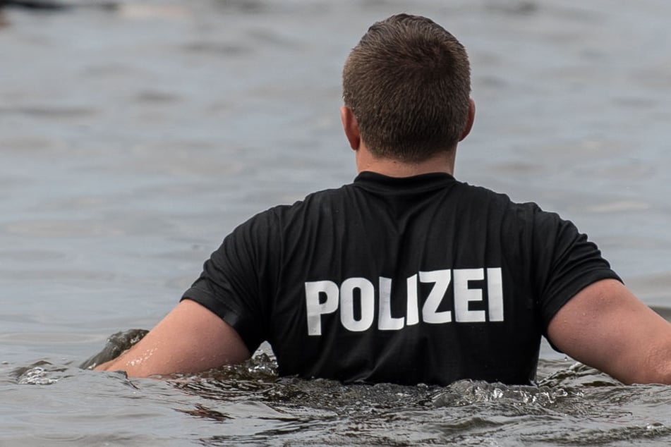 Ein Polizeibeamter konnte das verlorene Mädchen schwer verletzt aus dem Wasser retten. (Symbolbild)