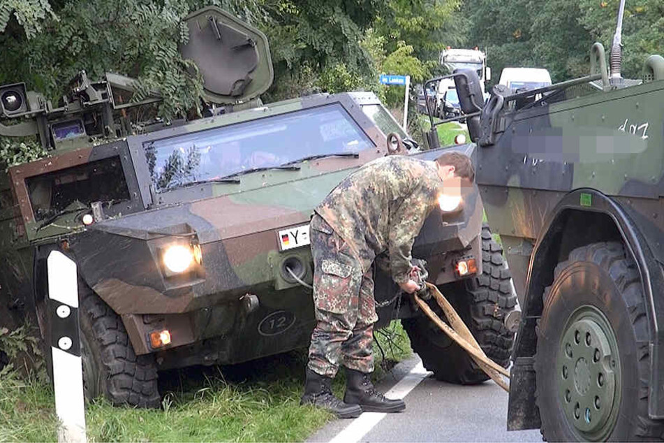 Ein anderer Wagen des Trupps musste helfen und das Fahrzeug wieder aus dem Straßengraben ziehen.
