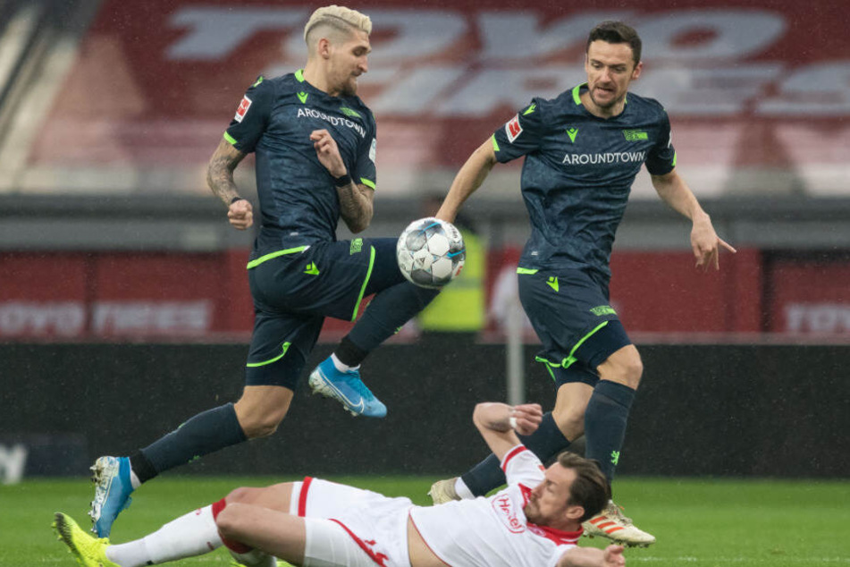 Düsseldorfs Adam Bodzek und Robert Andrich (l) und Christian Gentner (r) von Union versuchen an den Ball zu kommen.