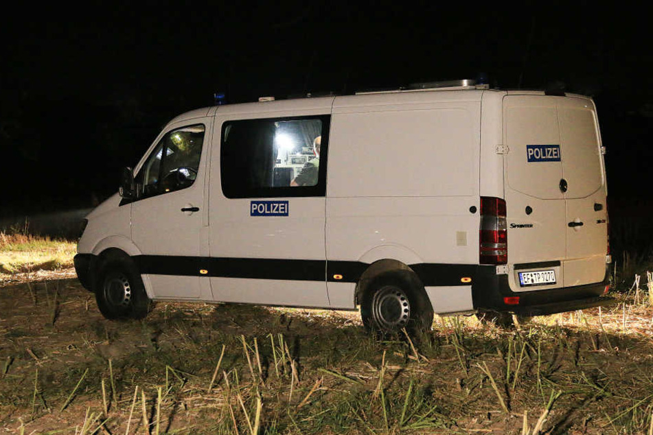 Die Polizei war noch am späten Abend auf dem Feld unterwegs, um die Umstände zu klären.