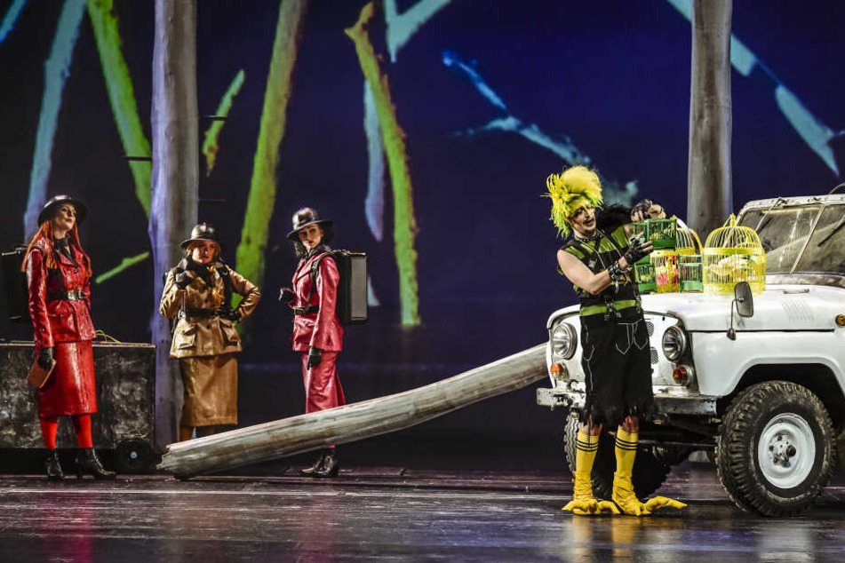 Der Vogelfänger Papageno (hier dargestellt von Till von Orlowsky) mit den drei Damen der Königin der Nacht.