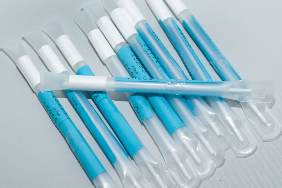 DNA-Spurensicherungsröhrchen liegen bei einem Reihengentest auf einem Tisch.