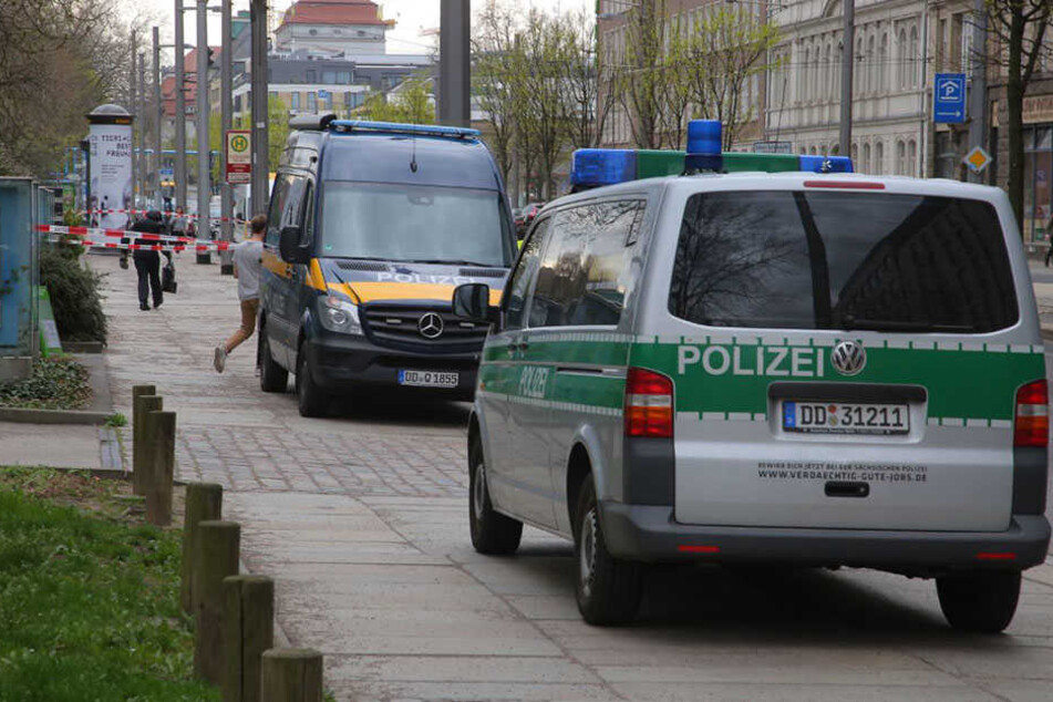 Polizeifahrzeuge vor dem Haus der Presse.