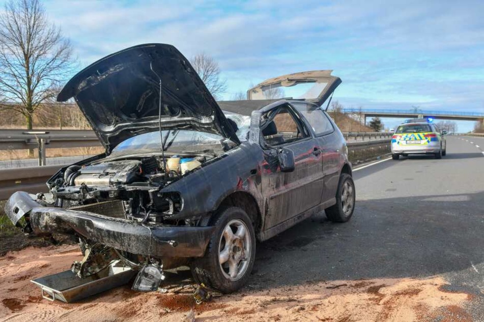 Betrunken überschlug sich der Fahrer mit seinem VW Polo, blieb auf dem Dach liegen und musste über die Heckklappe befreit werden.
