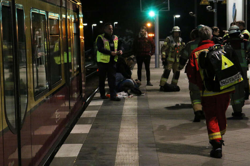 Der Mann wird auf dem Bahnsteig medizinisch versorgt.