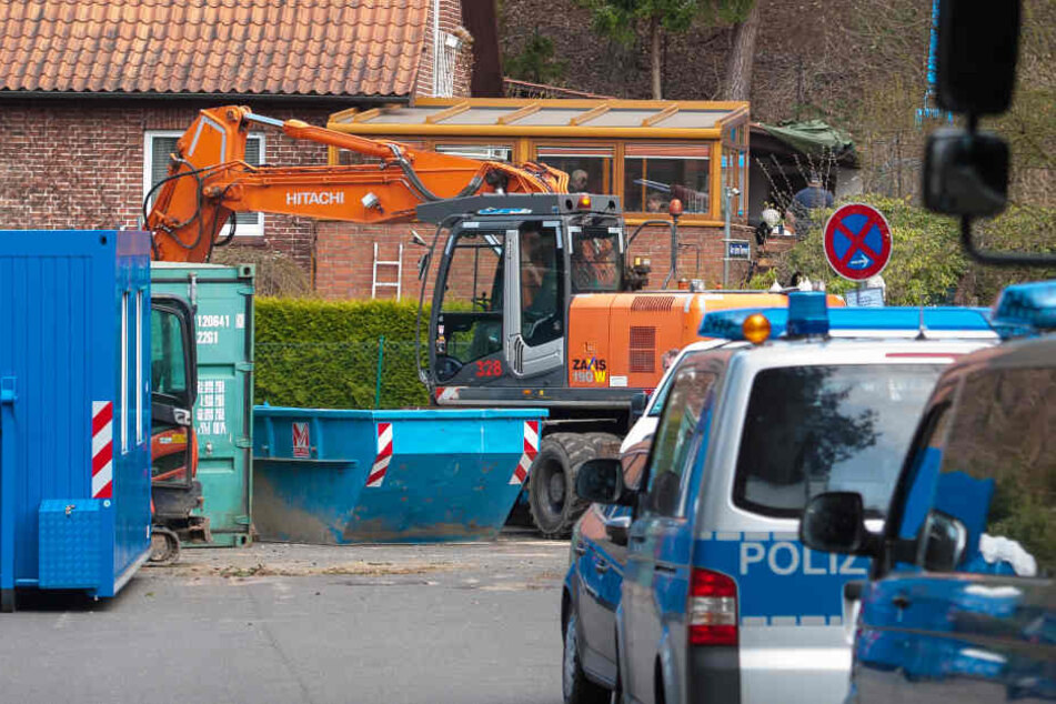 Polizisten suchen nach Spuren auf dem Grundstück des mutmaßlichen Serienmörders.