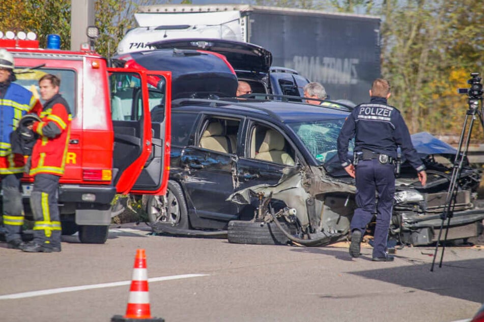 Dieser Volvo kracht ins Stauende, der durch den vorherigen Unfall ausgelöst wurde.