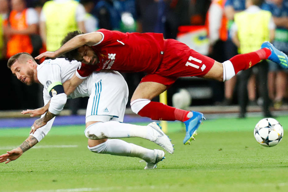 Das erste Foul: Sergio Ramos foult Mohamed Salah so sehr, dass dieser verletzt ausgewechselt werden musste.