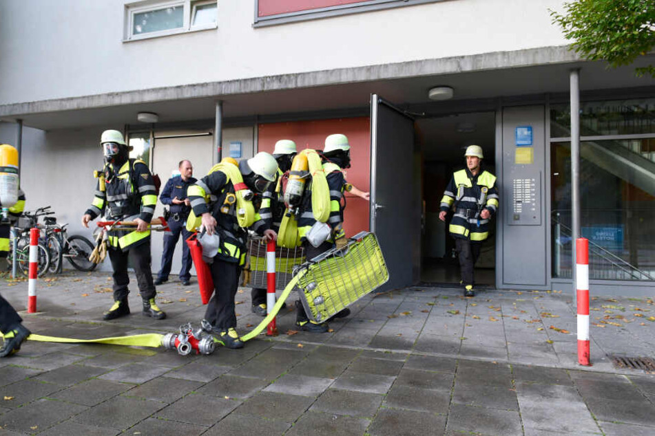 Die Berufsfeuerwehr München bereitet den Einsatz vor.