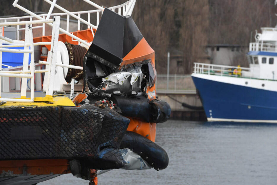 Der Schaden am Schiff ist gut zu erkennen.