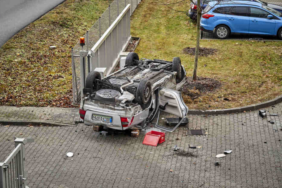 Ein Abschleppdienst barg das Fahrzeug. Das Unfallauto war nach der rutschigen Fahrt stark beschädigt.