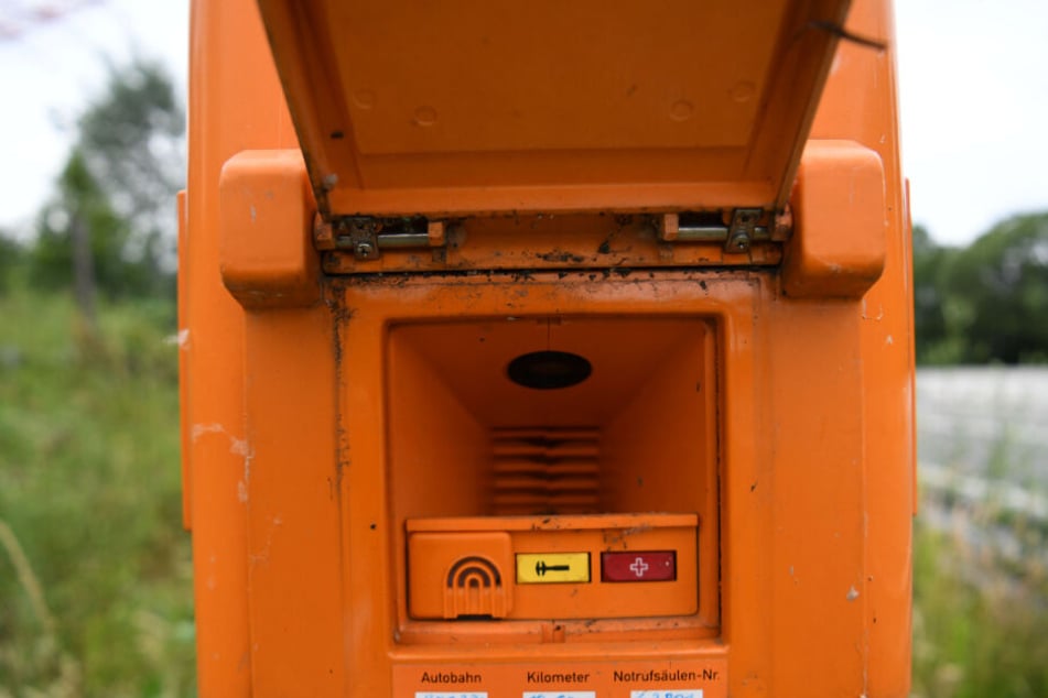 Ersthelfer sollen über eine Notrufsäule Hilfe holen. (Symbolbild)