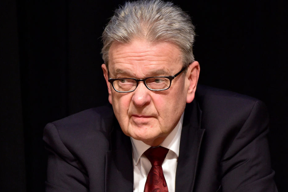 Roland Katzer (67, AfD) schlägt als Kompromiss vor, zwei Mal im Jahr die Asylzahlen im Stadtrat zu behandeln.