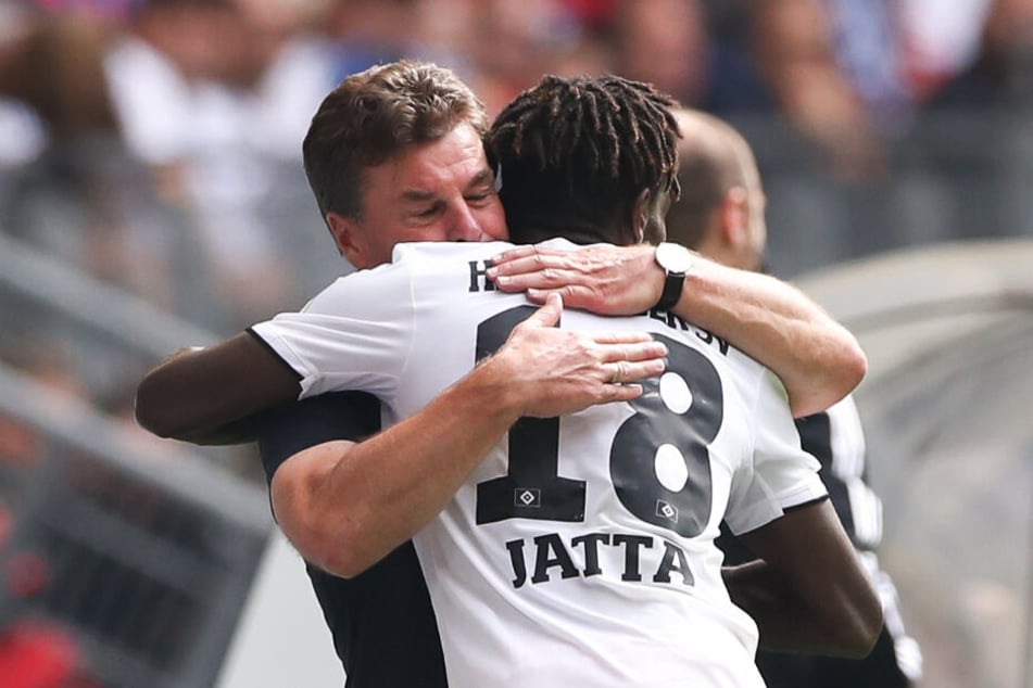 Bakery Jatta lief nach seinem Tor direkt zu Trainer Dieter Hecking und bedankte sich für die Unterstützung.