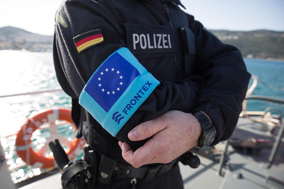 Auf Erkundungsfahrt: Ein Beamter der Bundespolizei See steht im Hafen der griechischen Insel Samos auf dem Vordeck des Streifenboots BP 62 "Uckermark".