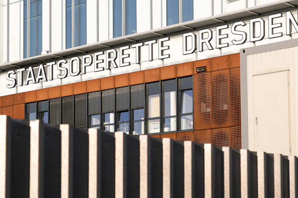 Die Operette spielt wieder, aber nur in szenischen Aufführungen auf der Vorderbühne. Das benachbarte tjg war vom Schaden nicht betroffen.