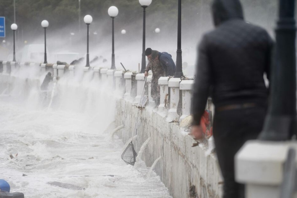 Der Sturm ließ die Wellen und damit die Fische hochschlagen.