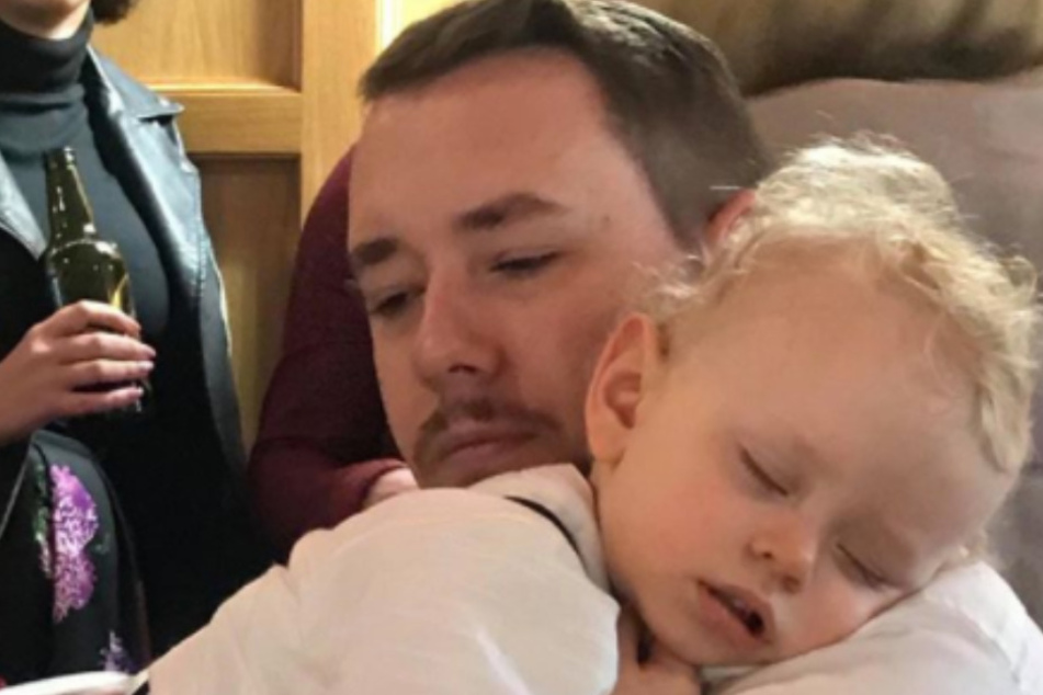 Endlich! Eltern schließen ihren Sohn (2) nach elf Wochen Corona-Isolation in die Arme