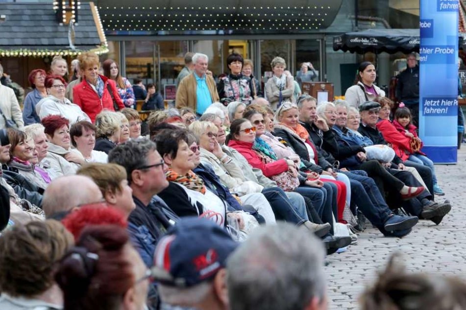 Das Modenächte-Publikum zum gestrigen
Auftakt. Die Veranstalter wollen mehr junge Menschen anlocken.