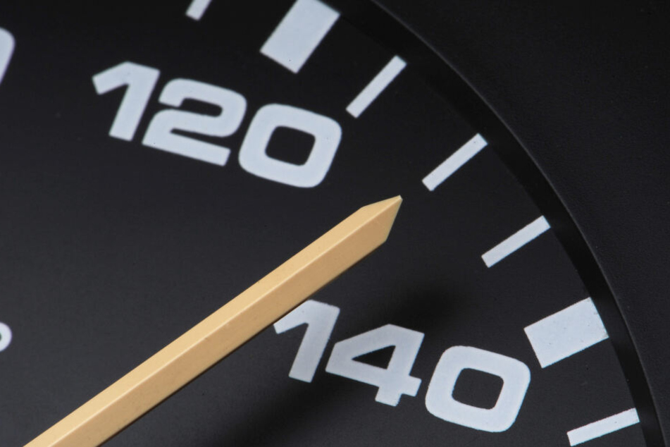 Der Jugendliche soll teilweise 140 Stundenkilometer gefahren sein. (Symbolbild)