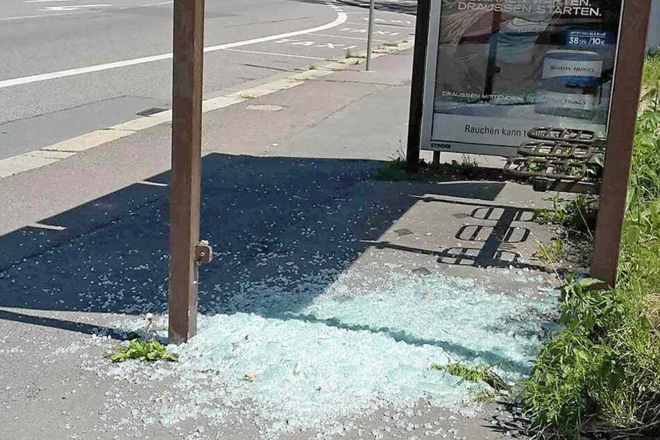 Der neue, schwachsinnige "Trend" in Chemnitz: Auch Am Wochenende wurden wieder Haltestellen zerstört.