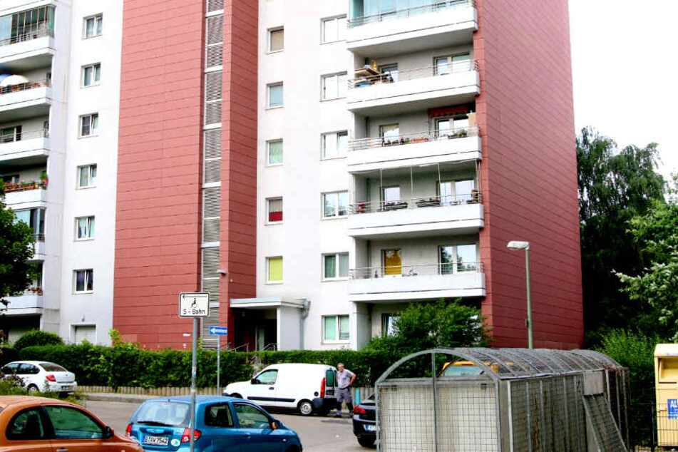 Zwei Männer sind in Berlin aus einem Fenster im fünften Stock eines Mehrfamilienhauses gesprungen.