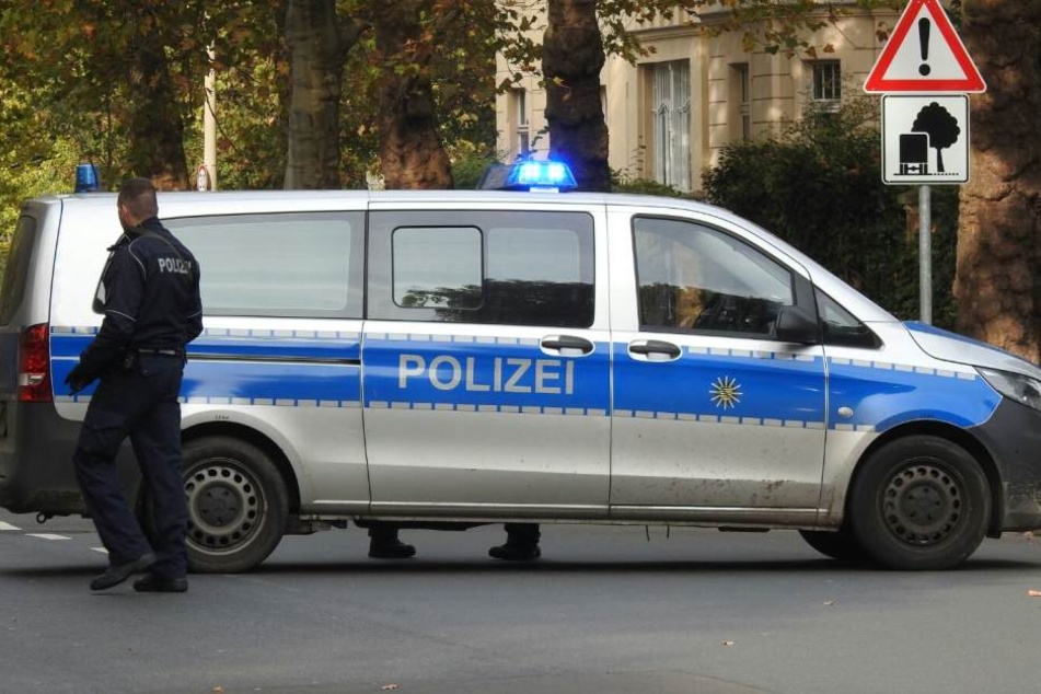 Die Polizei sperrt die Bereiche um die Schulen in Leipzig weiträumig ab.