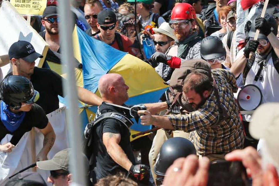 Linke und rechte Demonstranten gehen auf der Demo in Charlottesville aufeinander los.