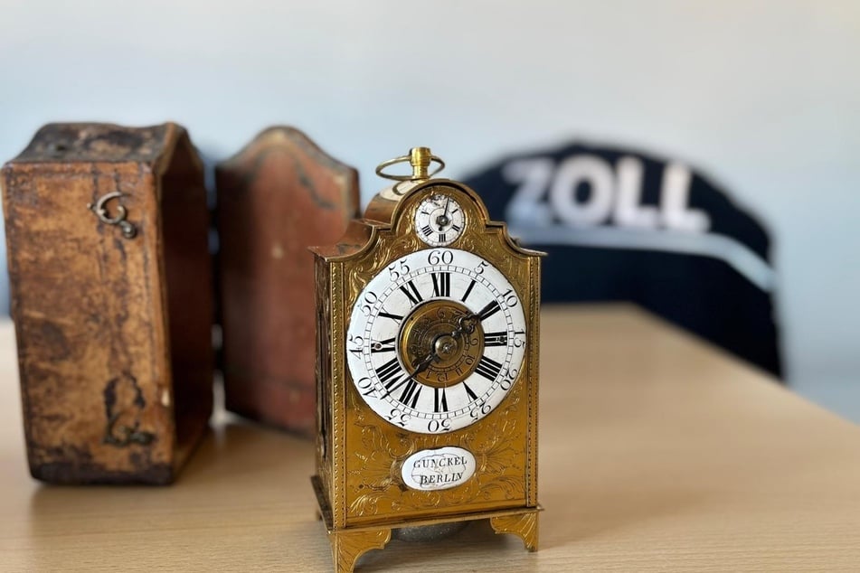 Die wertvolle Tischuhr wurde nach Deutschland eingeführt.