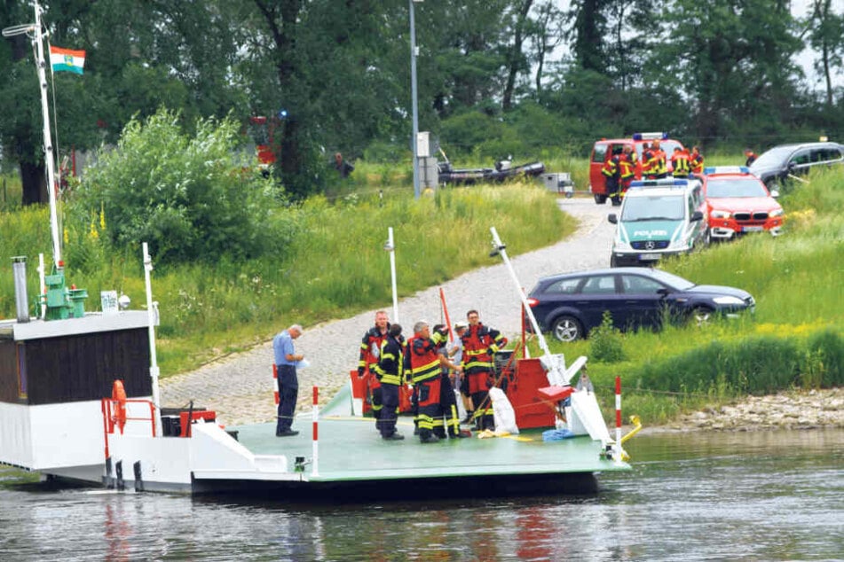 45 Kameraden der Feuerwehr kümmerten sich um das ausgelaufene Öl in der Elbe.