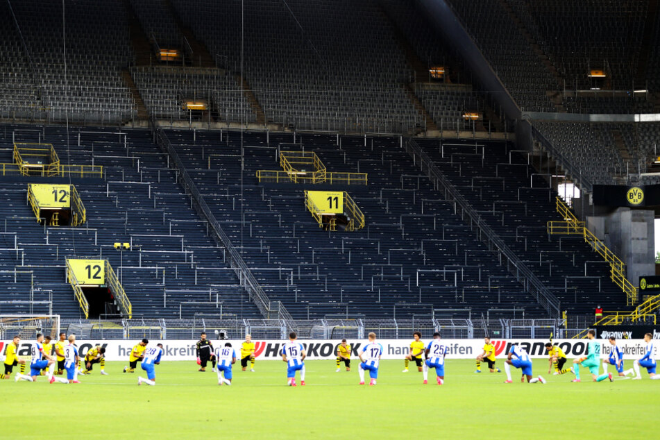 Vor der Partie knieten die Spieler vom BVB und Hertha BSC aus Protest gegen Rassismus und den Mord an George Floyd gemeinsam.